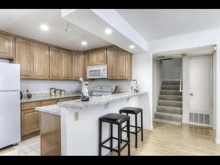 308 Hackamore Ln — Photo 11