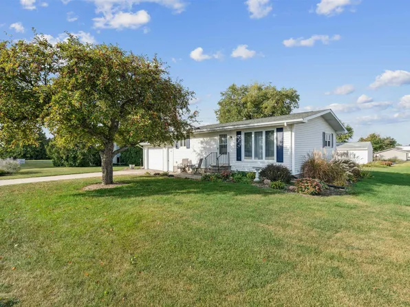 118 McCarren Dr, Manchester, IA 52057