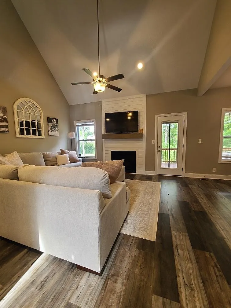 3 bed, 2.5 bath, 2121 sqft, $2,050 — Photo 3