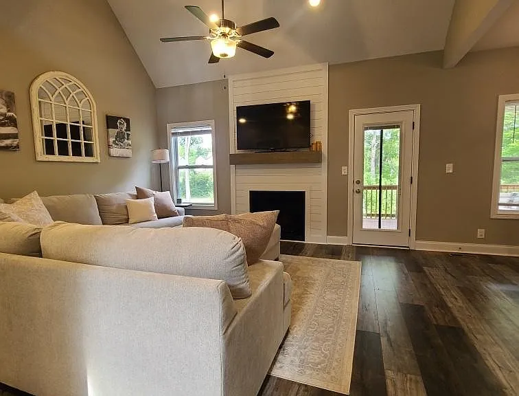 1308 Sussex Dr — Photo 3