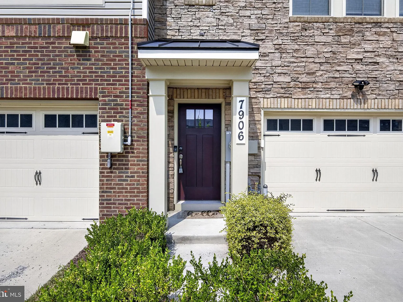 3 bed, 4.0 bath, 2633 sqft, $3,400 — Photo 2