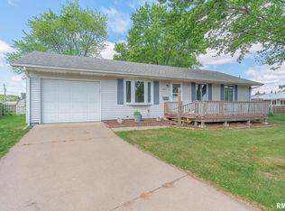 1425 Westfield Ln, Camanche, IA 52730