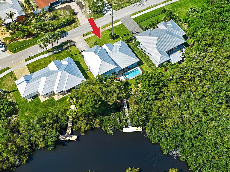 228 SW Indian Groves Dr — Photo 1