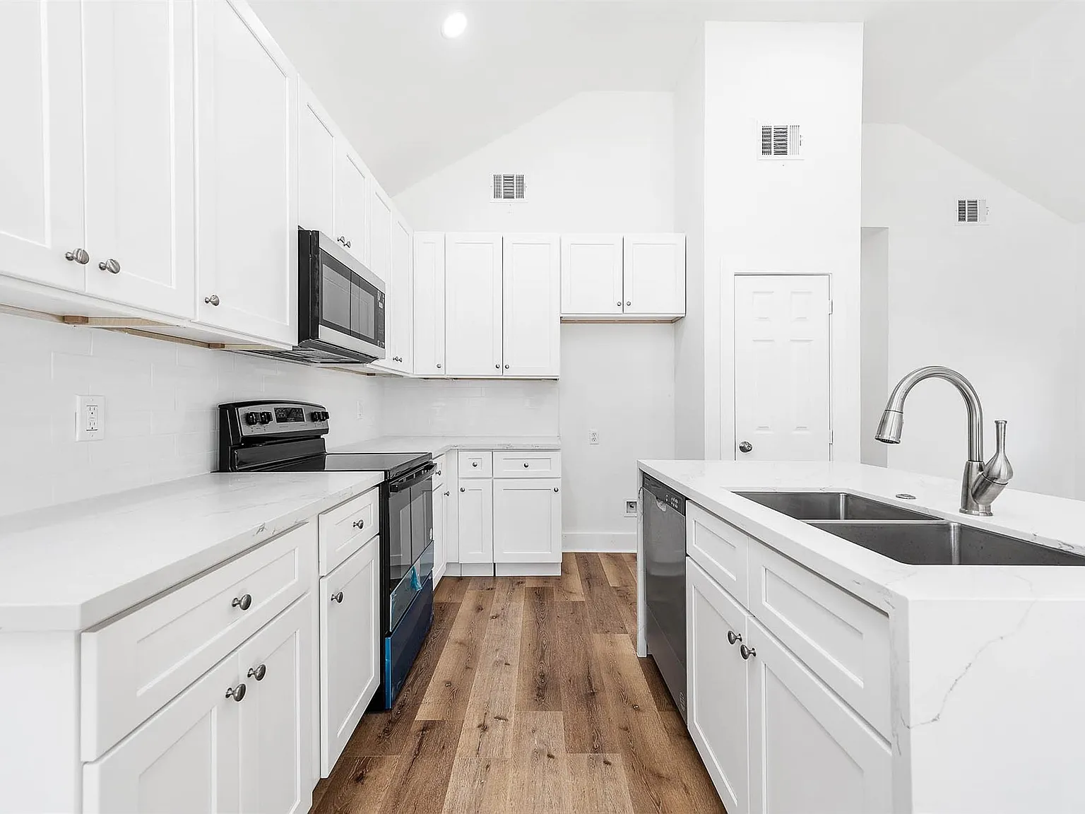 3 bed, 2.0 bath, 1100 sqft, $1,400 — Photo 4