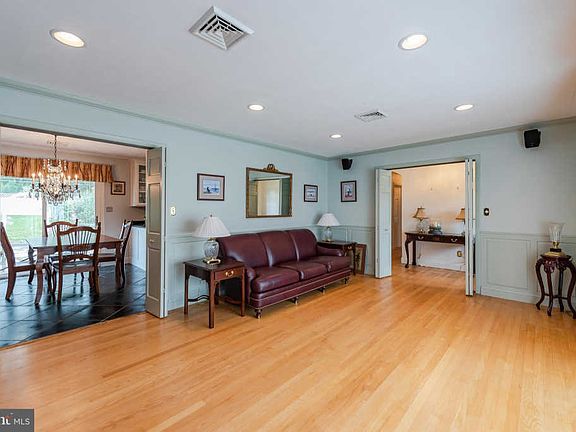 4th image of 301 Woodlawn Dr