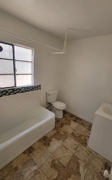 Classic 2 Bedroom Apt w/ Washer / Dryer in Great Downtown Complex! — Photo 34