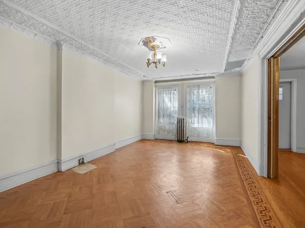 593 Bainbridge Street image 5 of 14