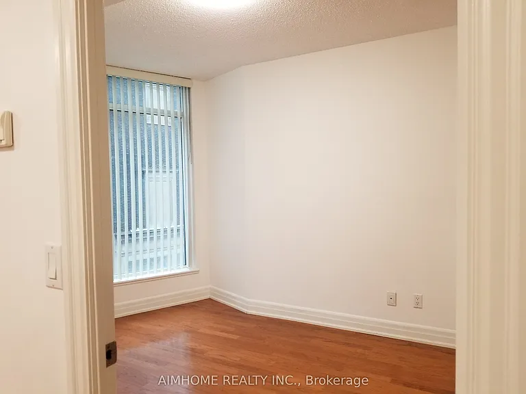 8 Scollard St #402 — Photo 3