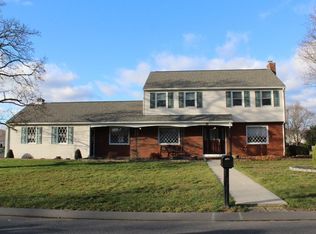 39 Robin Ridge Dr, Feeding Hills, MA 01030