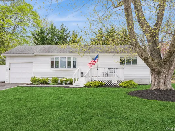 12 Long Street, Lake Grove, NY 11755