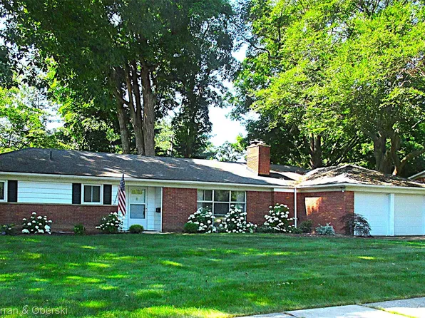 34005 Alta Loma Dr, Farmington, MI 48335