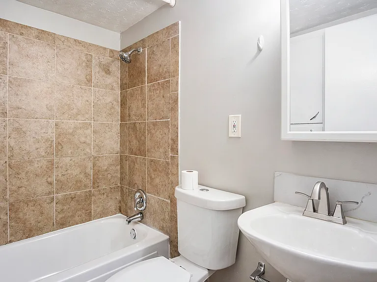 219 S 38th Ave #5 — Photo 2