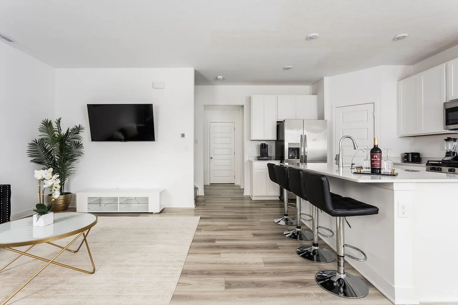 3 bed, 2.0 bath, 1808 sqft, $3,061 — Photo 3