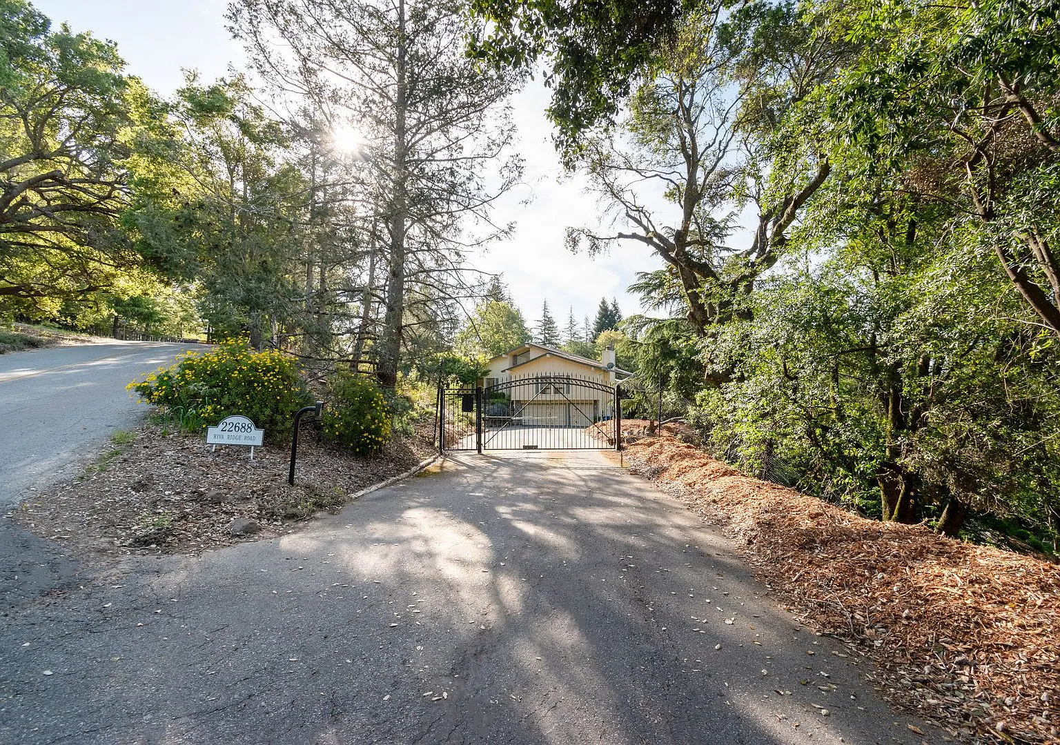 Los Gatos Mountain Living at its Best! Gated 1 Acre lot! Spacious 5 bedroom House! Pool! — Photo 2