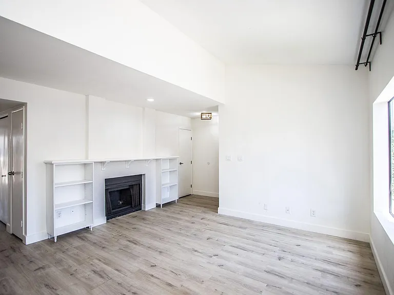 3102 E Clarendon Ave #207 — Photo 4