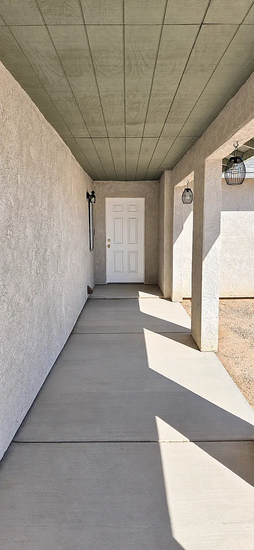 Cute 3 Bedroom 2 Bathroom Home — Photo 3