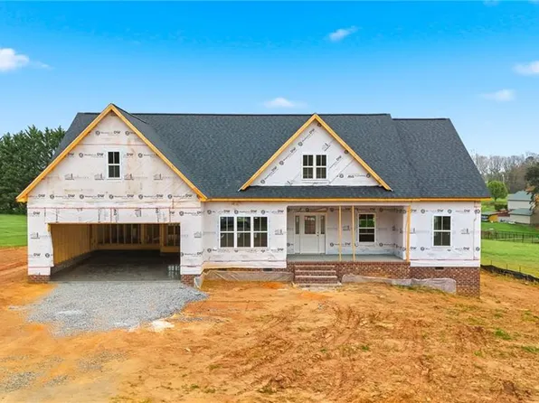 121 Winchester Dr, Ararat, NC 27007