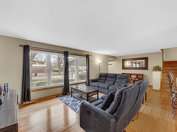 5th image of 802 N Rainbow Dr