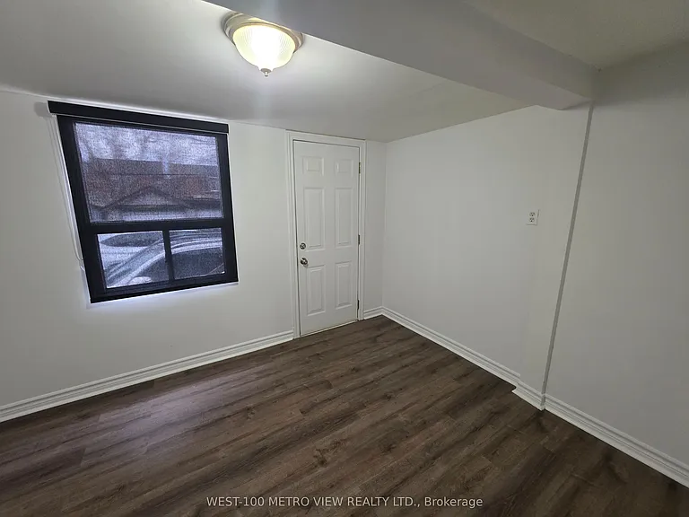 1075 Dufferin St — Photo 9