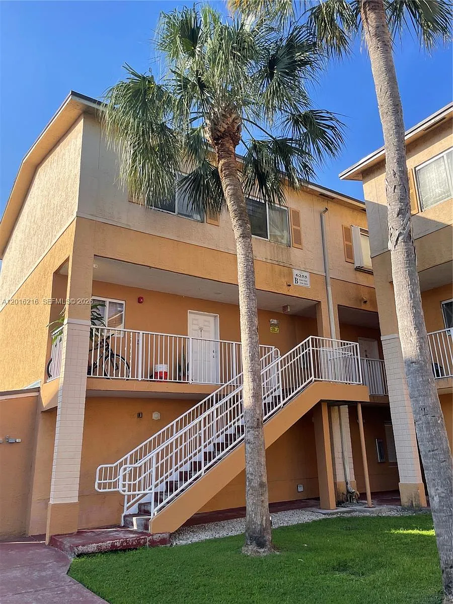 Building Photo - 6255 Kendale Lakes Cir #116