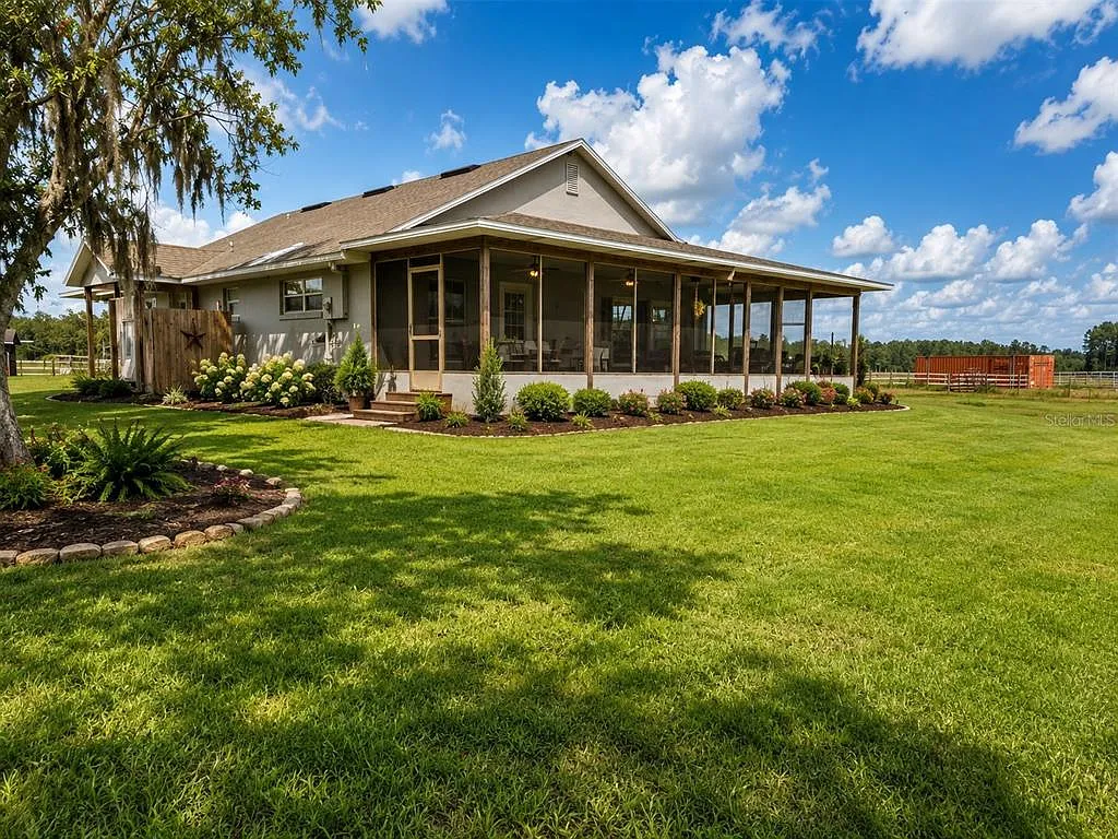 3 bed, 2.0 bath, 2739 sqft, $5,500 — Photo 1