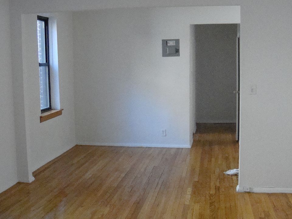 2nd image of 2861 Bainbridge Ave APT 5D