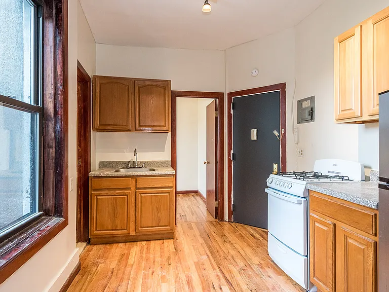 206 Scholes St #25 — Photo 3