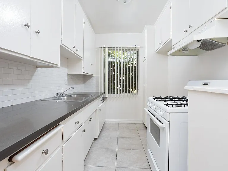 12860 Oxnard St #5 — Photo 7
