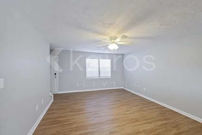 168 Deer Pkwy — Photo 2