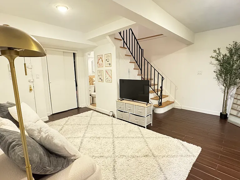 205 2nd Ave #1A — Photo 5