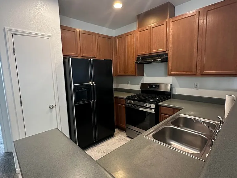 930 Wembly Hills Pl — Photo 3