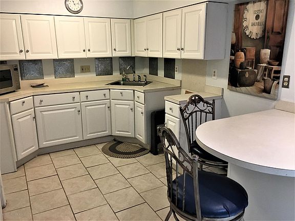 4th image of 10 Redwood Ave