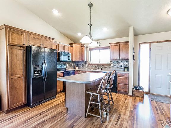 5th image of 418 Adrianna Ave