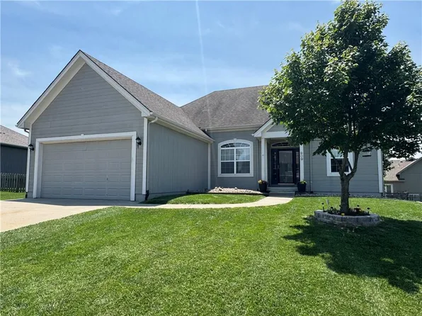 909 W 8th Ave, Kearney, MO 64060