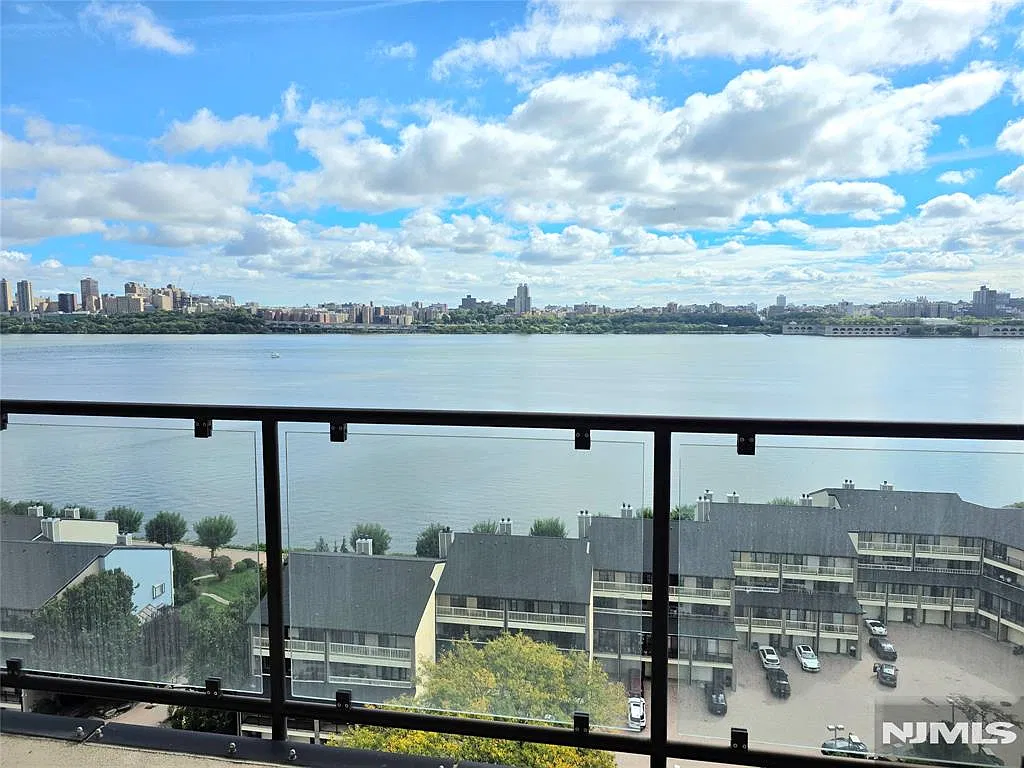 Studio, 650 sqft, $2,450 — Photo 3