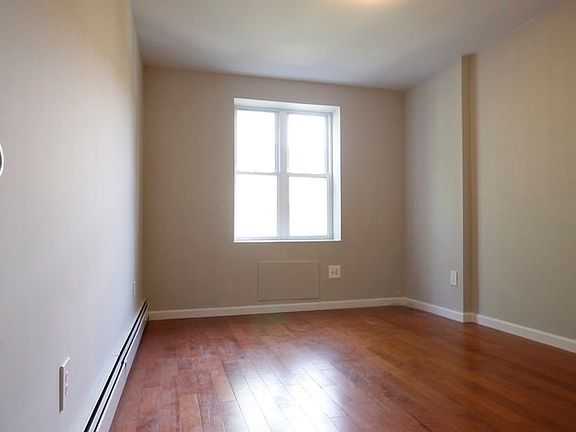 2nd image of 925A Gates Ave #1