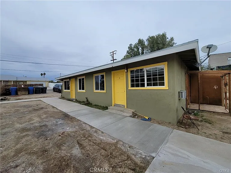 961 Manzanita Dr #4 — Photo 2