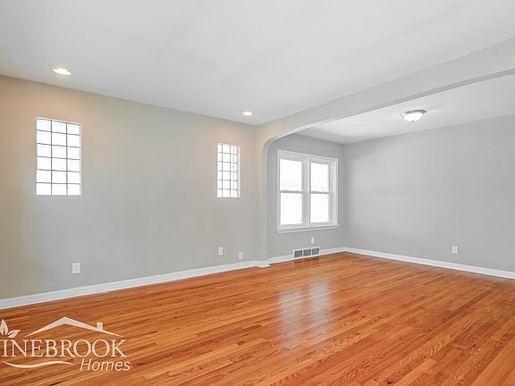3rd image of 116 S Hartnett Ave