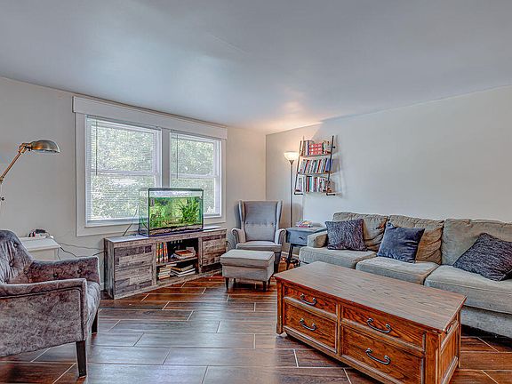 3rd image of 2022 Woodcrest Dr