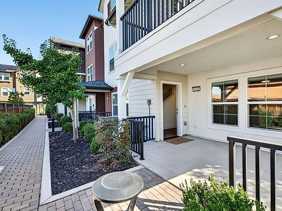 2nd image of 1441 Julia Ln