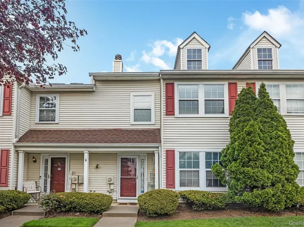 27 Stratford Green, Farmingdale, NY 11735