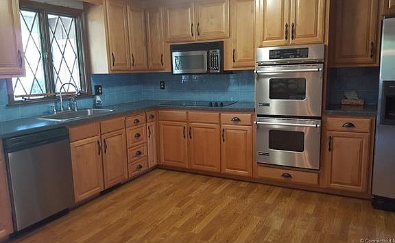 Large Eat-In Kitchen w/ SS ...