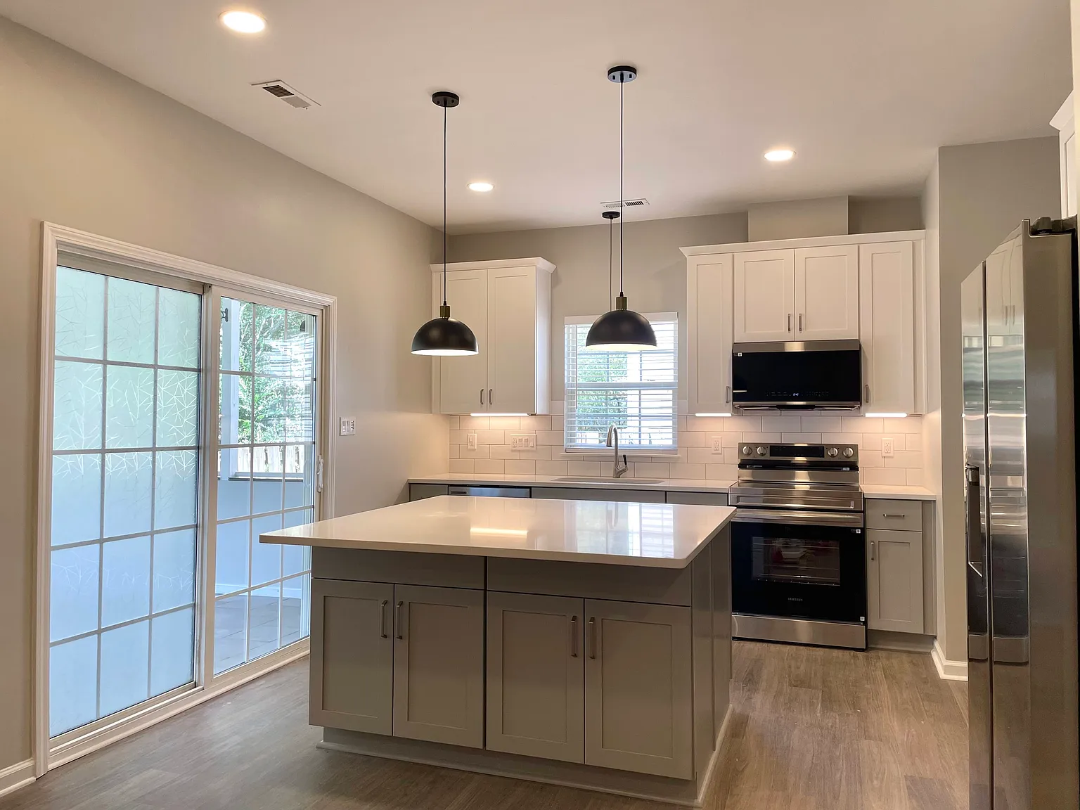 3 bed, 1300 sqft, $2,649 — Photo 3