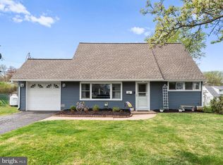 21 Viewpoint Ln, Levittown, PA 19054