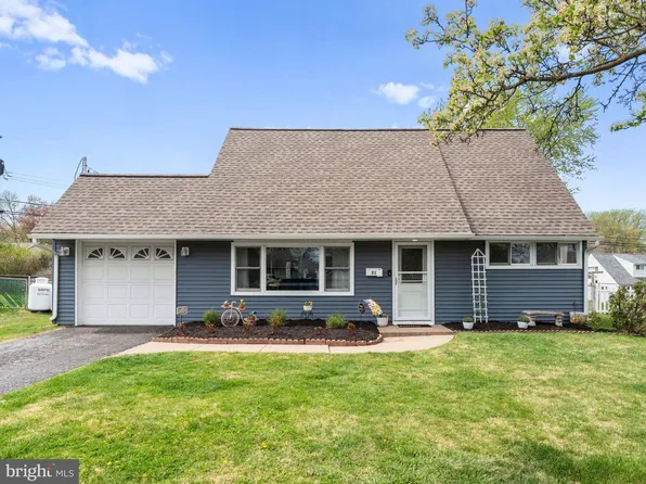 21 Viewpoint Ln, Levittown, PA 19054