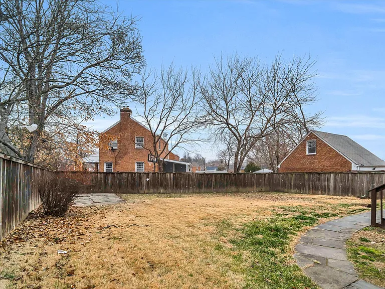 1002 Chillum Rd — Photo 4