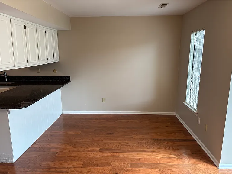 323 Milford Ct — Photo 15