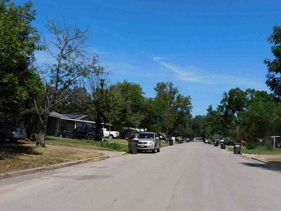Exterior Neighborhood (street photo)
