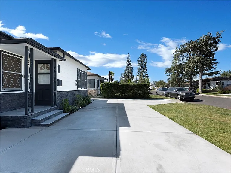 2108 N Pass Ave — Photo 3