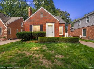 1544 Hampton Rd, Grosse Pointe Woods, MI 48236